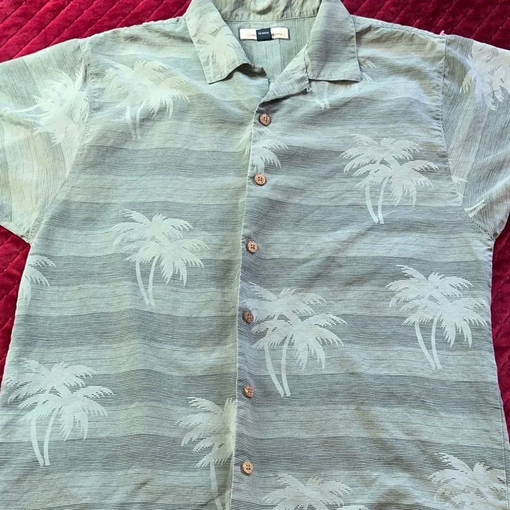 Tommy Bahama Palm Tree 🌴 Sage Green 💯SilkShort Sleeve wood 🪵 Button-Down Shirt